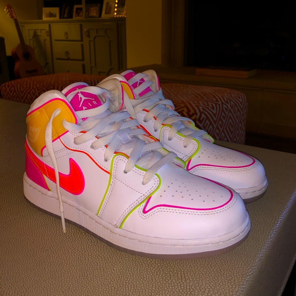 Air Jordan 1 Mid GS 
“Edge Glow”